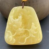 天然俄料原矿白花蜜雕刻龙牌项链吊坠28.4克无优化无烤色琥珀秀