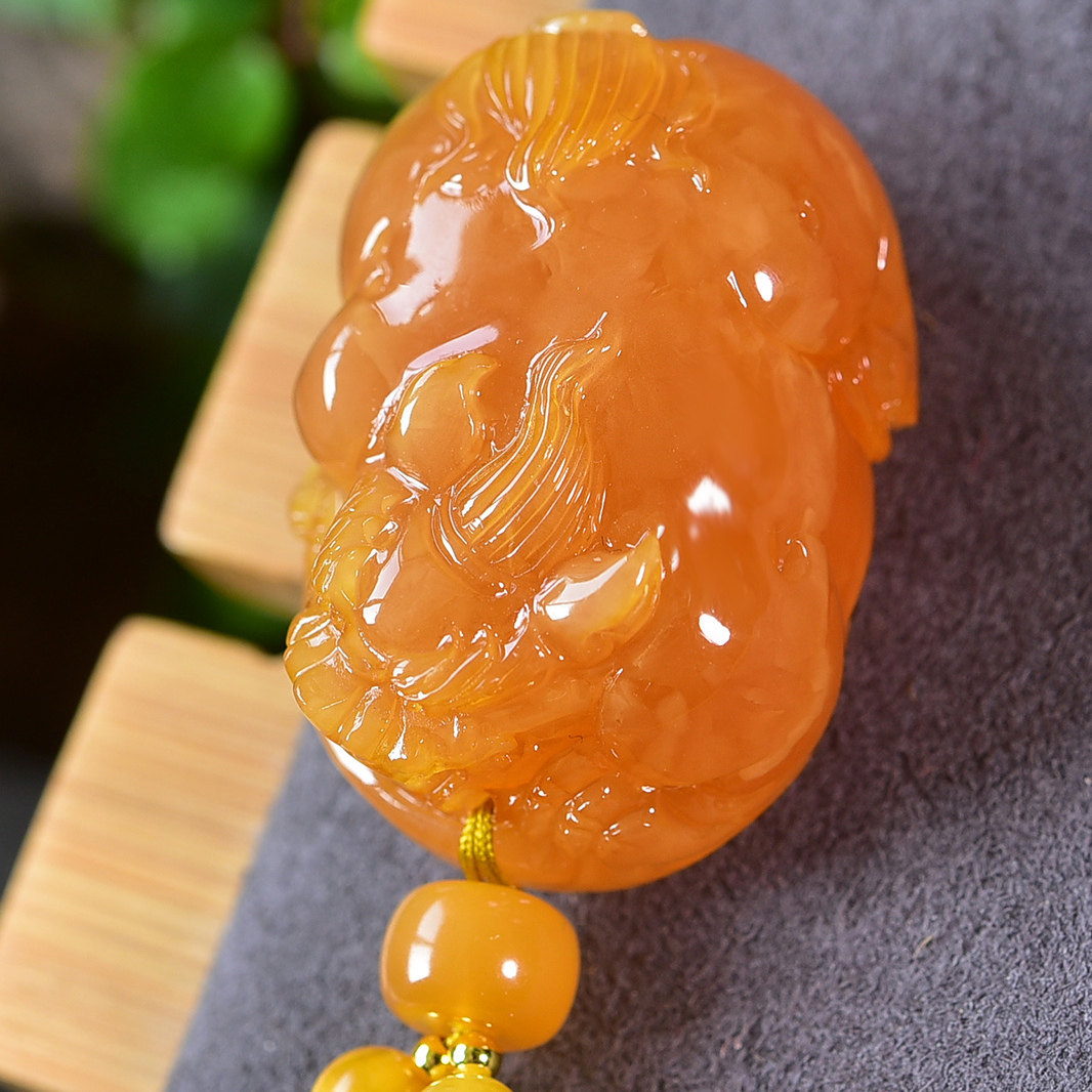 天然鸡油红俄料原矿琥珀无优化老蜜蜡雕刻貔貅吊坠项链满蜡28克凯