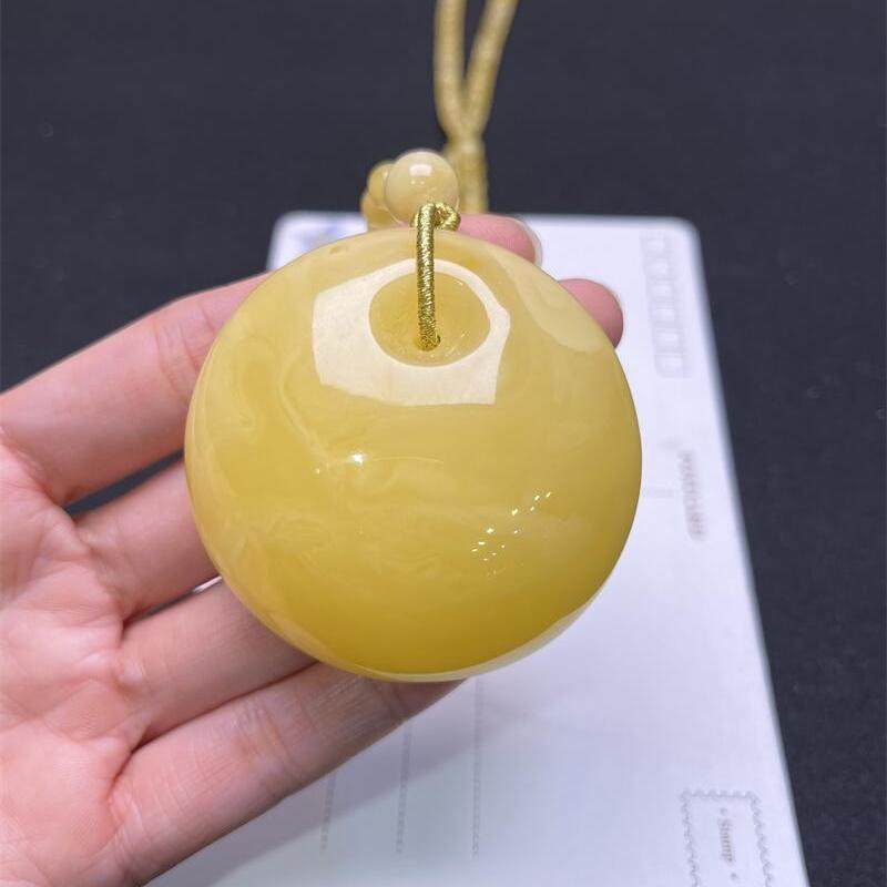 天然俄料原矿鸡油黄蜜蜡平安扣吊坠女款项链39.2克无优化无烤色秀
