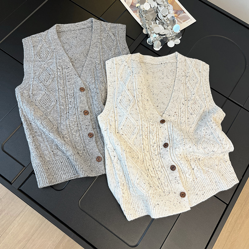 2025年秋季新款复古老钱风麻花扭结撞色粗针V领针织马甲背心 女