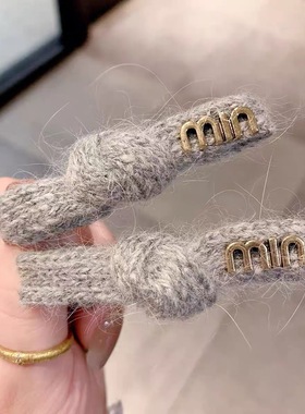 灰色打结针织毛线发夹秋冬高级感字母金标侧边夹时尚气质鸭嘴夹子