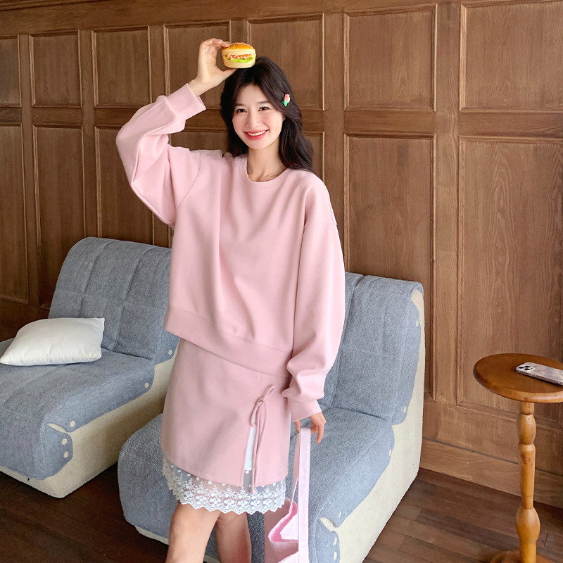 盐甜系穿搭减龄粉色休闲卫衣女早春新款小个子蕾丝短裙图片