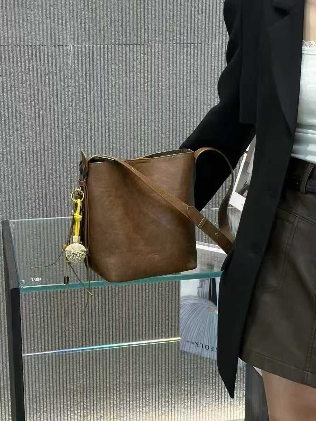 康泰娜88069-1复古质感女包包时尚新款单肩高级洋气通勤水桶包