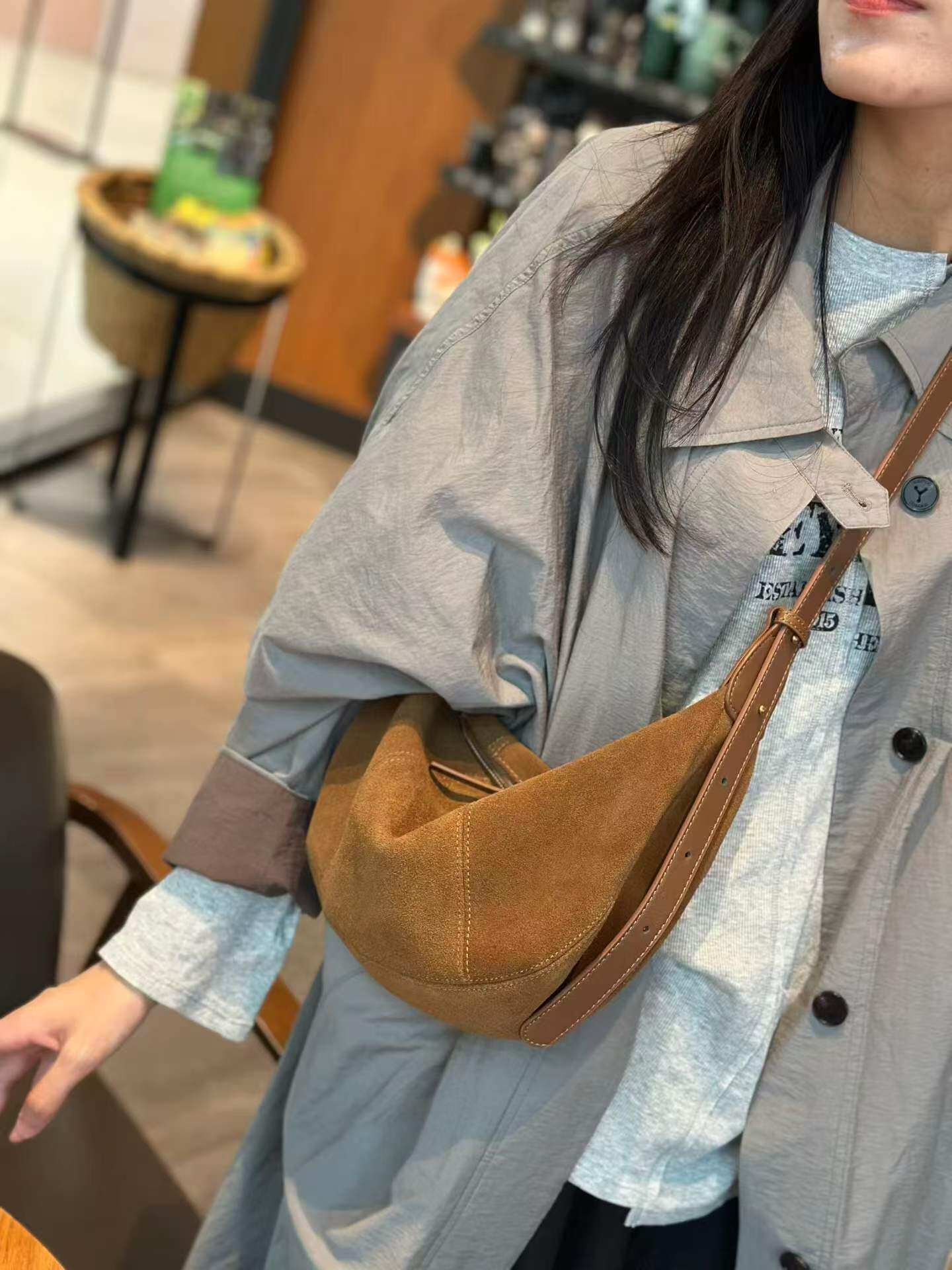 梦莲娜98038新款女包头层磨砂牛皮单肩斜挎包月牙包饺子包休闲包