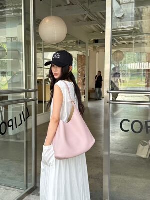 康泰娜88067新款高级质感慵懒风大容量通勤单肩斜挎水桶包娜飞儿