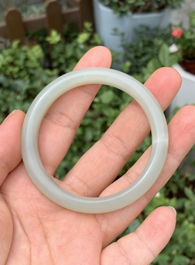 如意玉都-和田玉青白玉手镯，局部飘绵。圈口：53.8mm玉镯