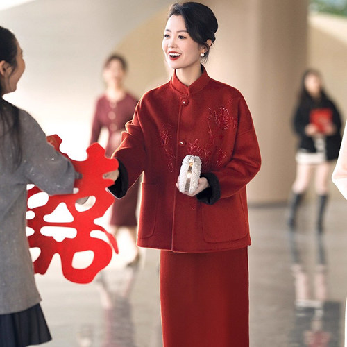 妈妈婚宴礼服酒红刺绣毛呢套装婆婆高端婚礼时尚气质显瘦外套秋冬