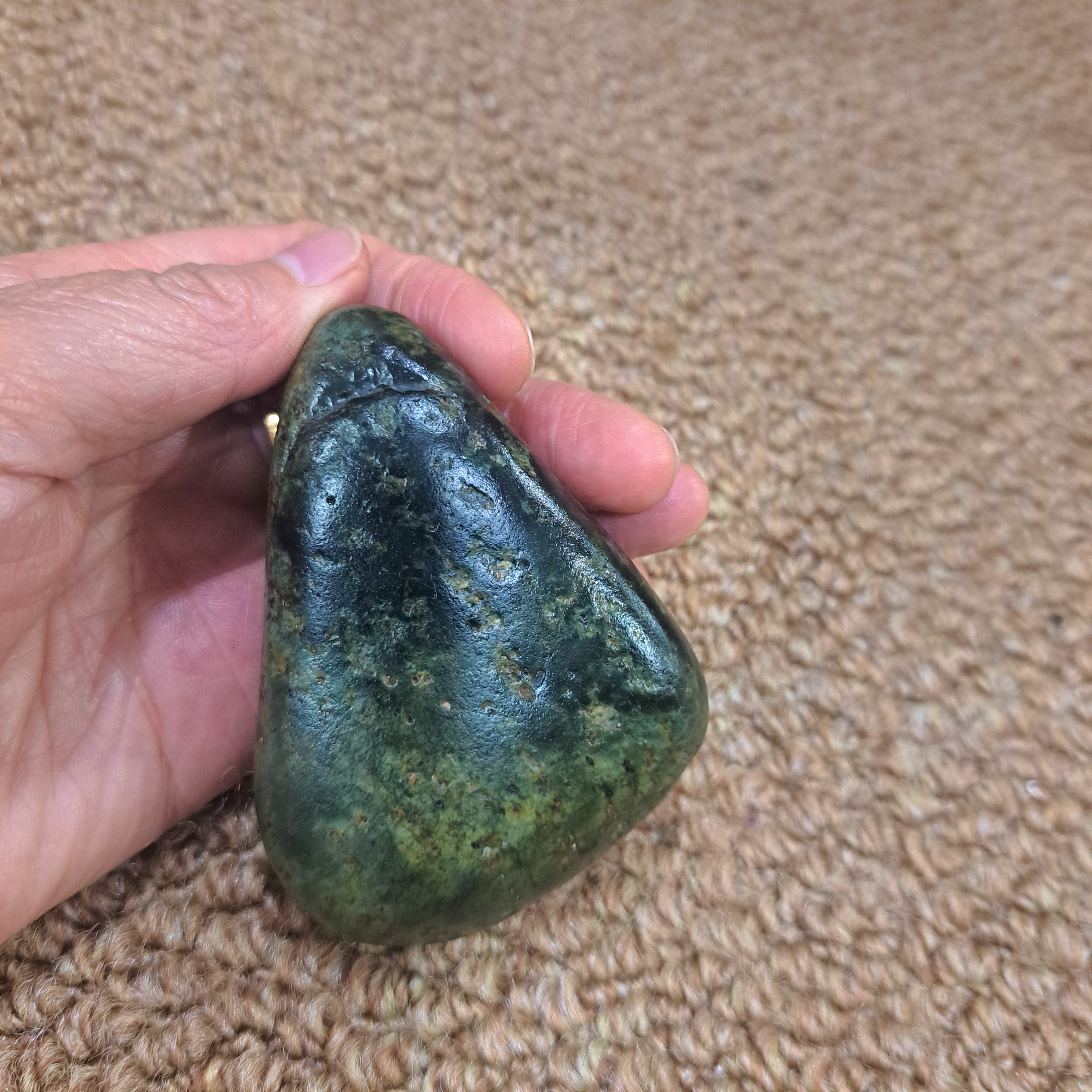 204克藏玉药王石三角形墨绿黄翠带黄皮高冰玉化油润小把件10666