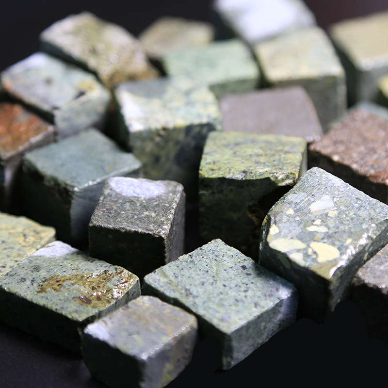 新疆五彩湾硅碳晶绿角砾绿天宝玉石陨石切块泡茶煮饭石泡酒方块
