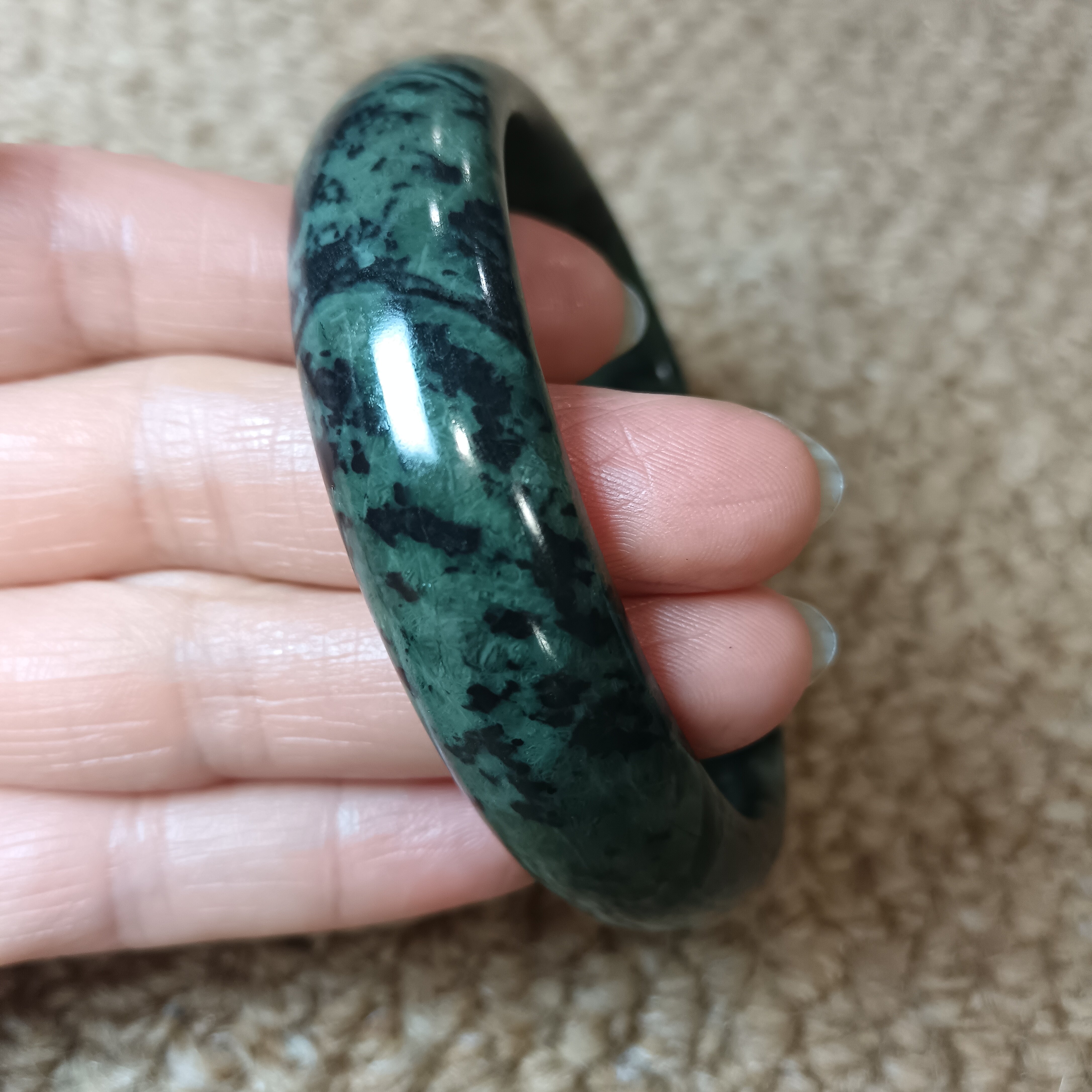 西藏药王石标准手镯西瓜皮绿有叶形纹理有磁圈口60mm宽15.5mm1909