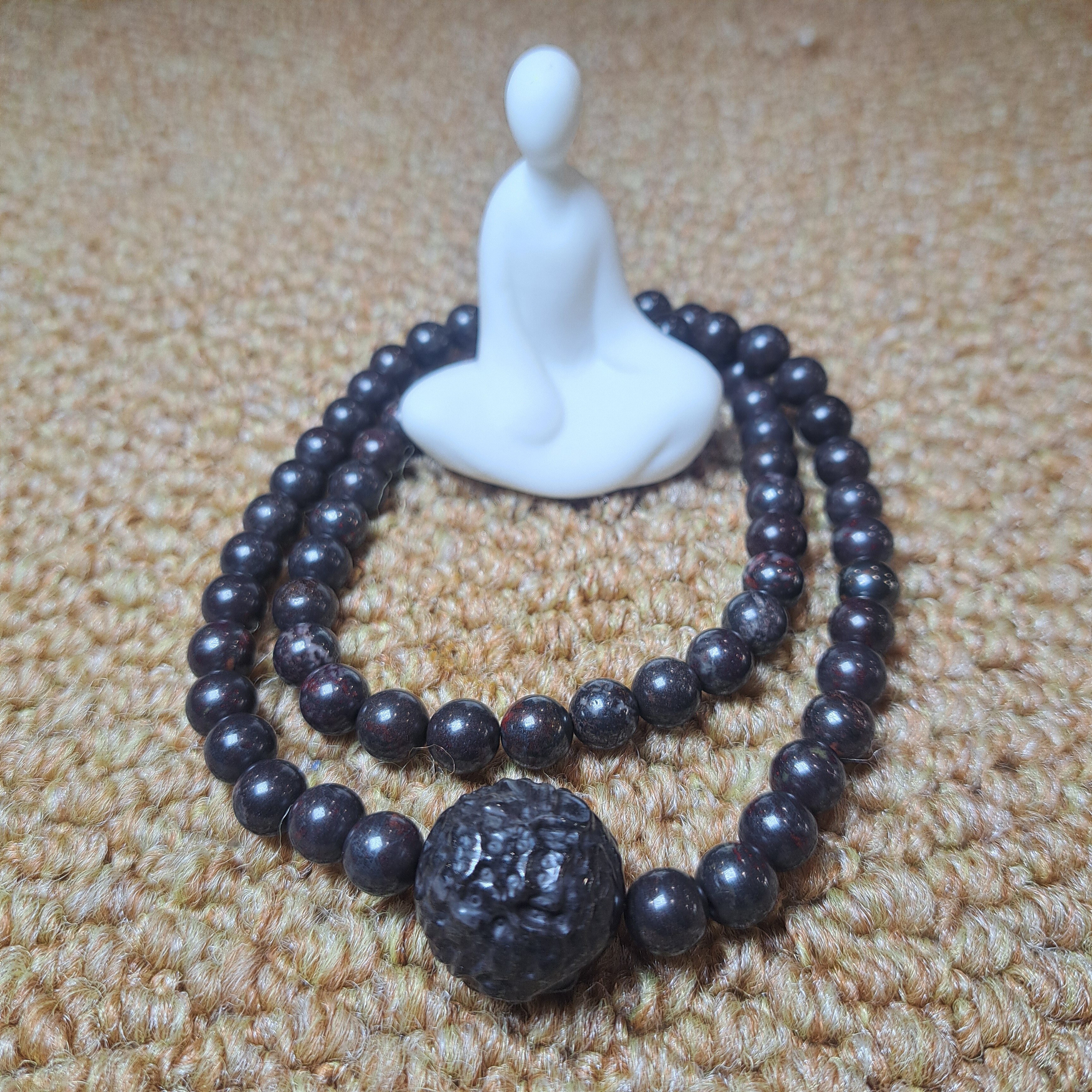 哈密伊丁天宝石黑金刚20㎜龙珠配8㎜红伊丁黑金刚锁骨链弹力款780
