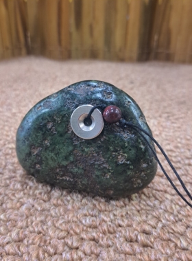 283克西藏药王石冰透玉化好有气坑山型造型强磁小摆件把件10663