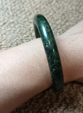 精品西藏药王石手镯草绿飘金花圆条形贵妃镯圈口56mm宽10mm1904