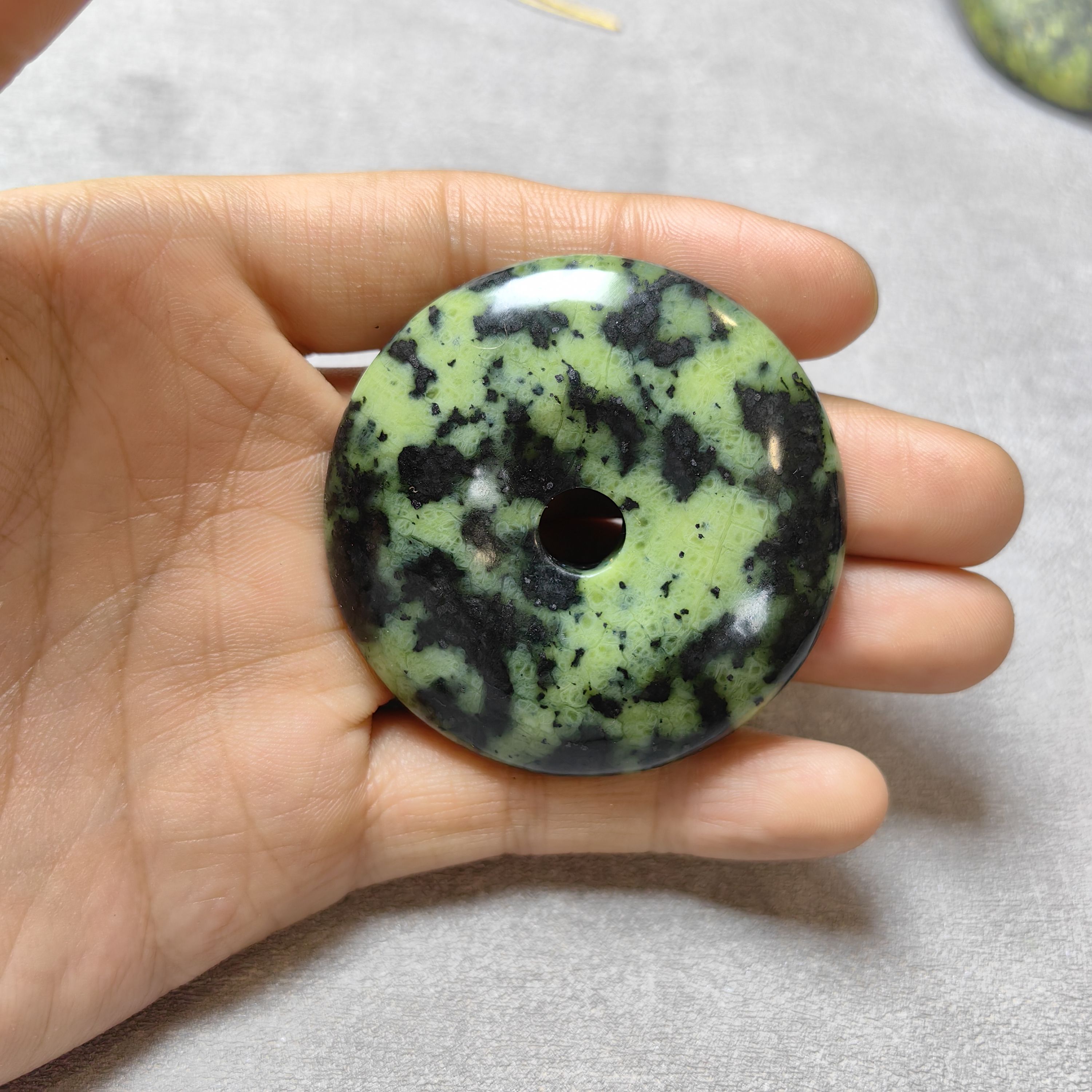 西藏藏玉药王石自然原石平安扣强磁性55mm0616玉化西瓜皮挂件吊坠