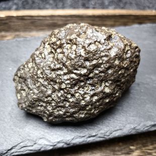 新疆甘沟龙鳞角砾岩手把件陨石原石298克小摆件强磁磁疗12156