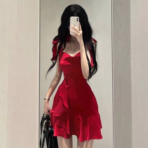 Hot Girl With Lotus Leaf Temperament, Red Suspender, Little