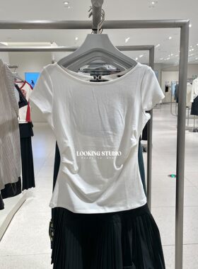 UR&DC2026秋季新款潮流简约纯色褶皱装饰扣挖空露背T恤女短款上衣