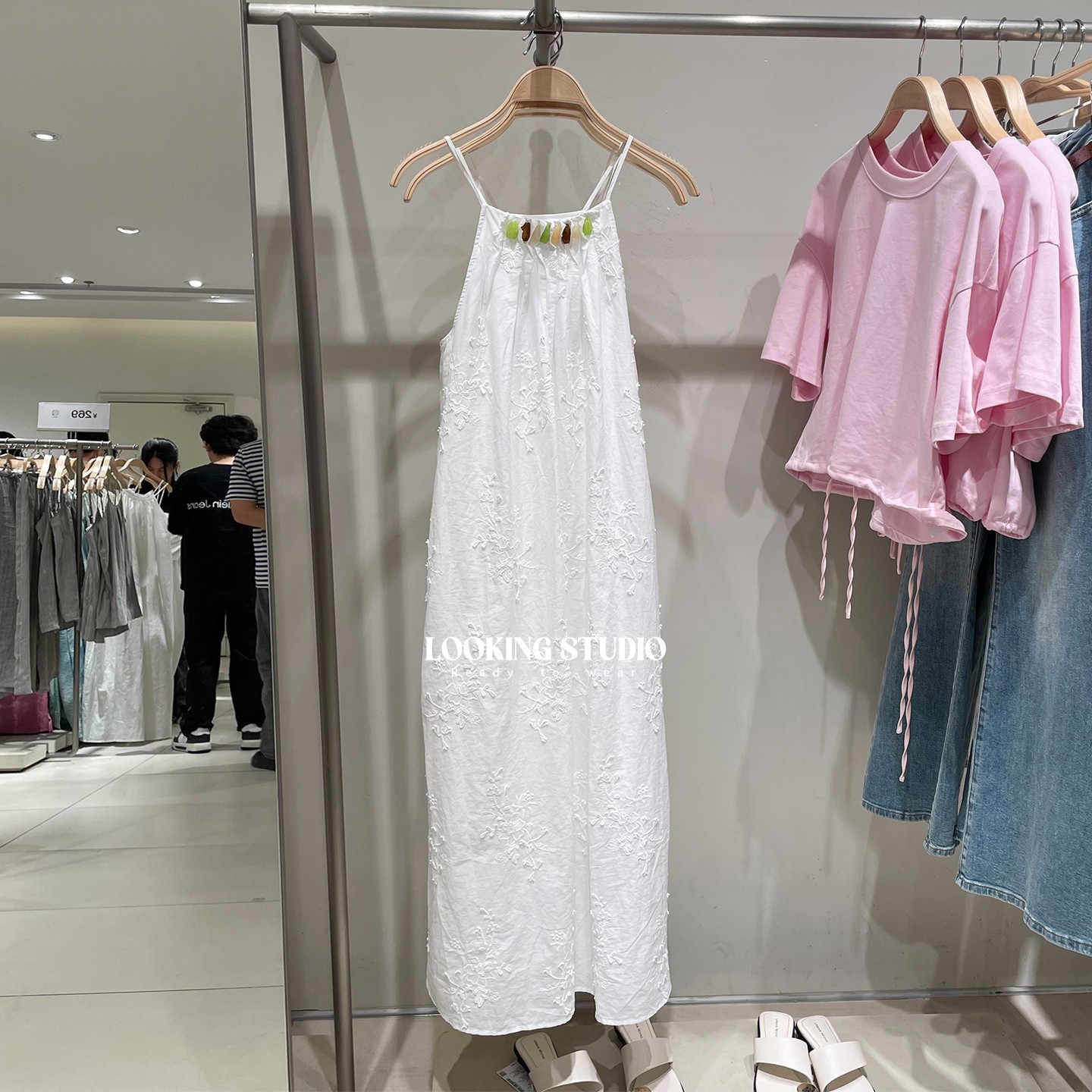 UR&DC2025夏季新款休闲度假风花卉压褶肌理感白色吊带连衣裙长裙