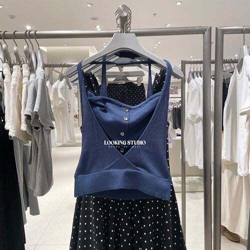 UR&DC2026夏季新款潮流挂脖交叉纽扣饰针织衫女抹胸露背短款上衣