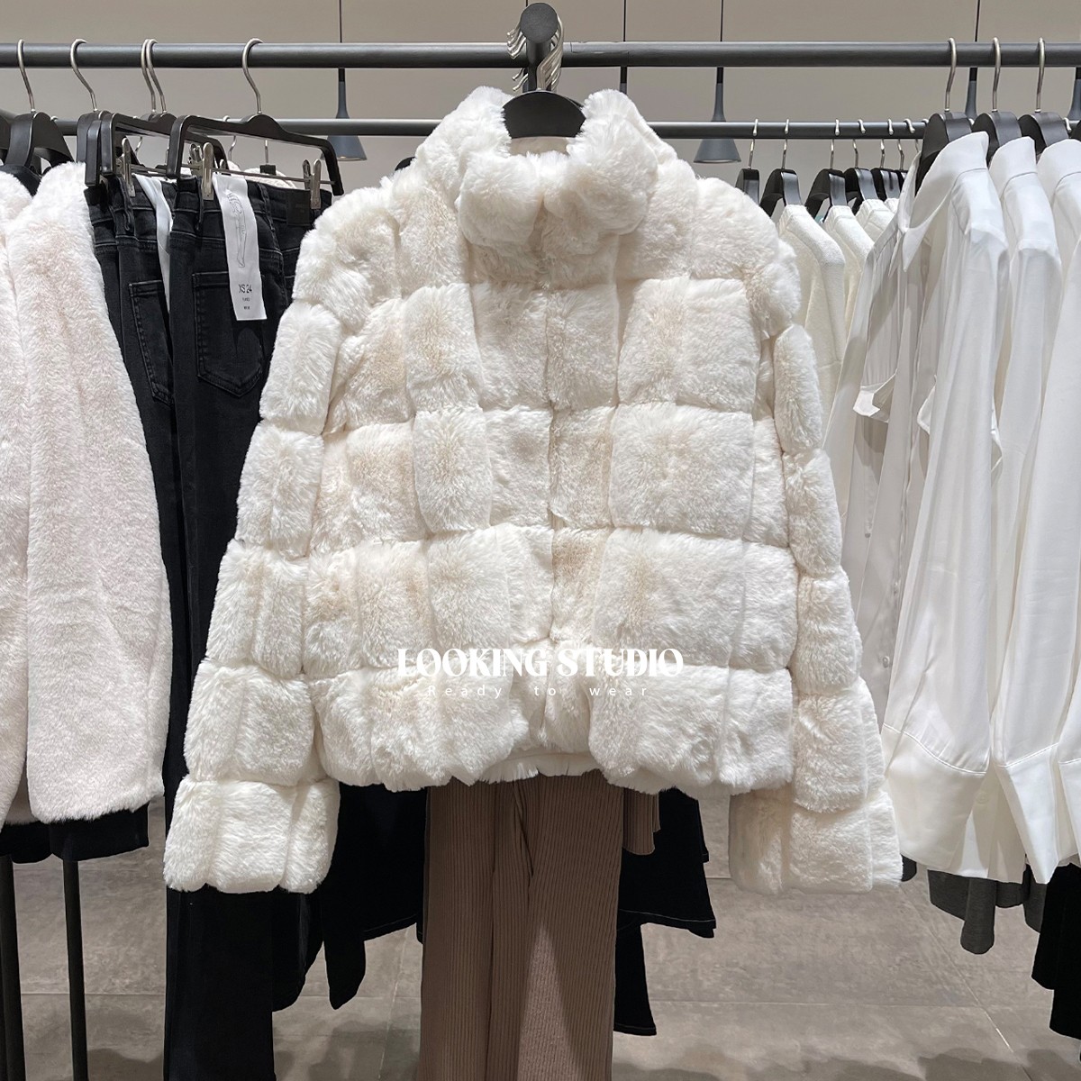 UR&DC2025冬季新款高级感气质保暖白色毛绒绒短款皮草毛毛外套女