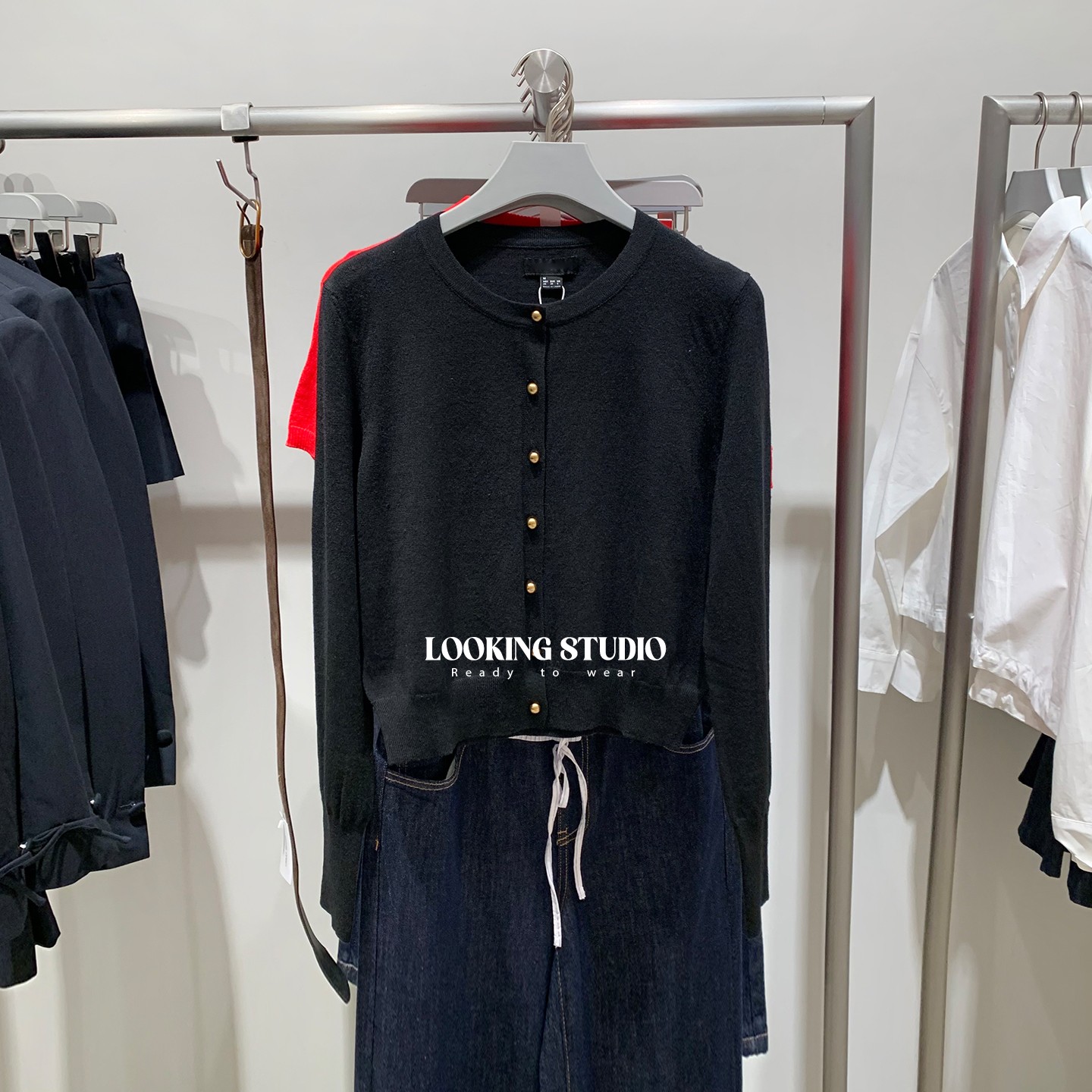 UR&DC2025秋季新款通勤休闲琥珀流光风纽扣圆领薄款短针织开衫女