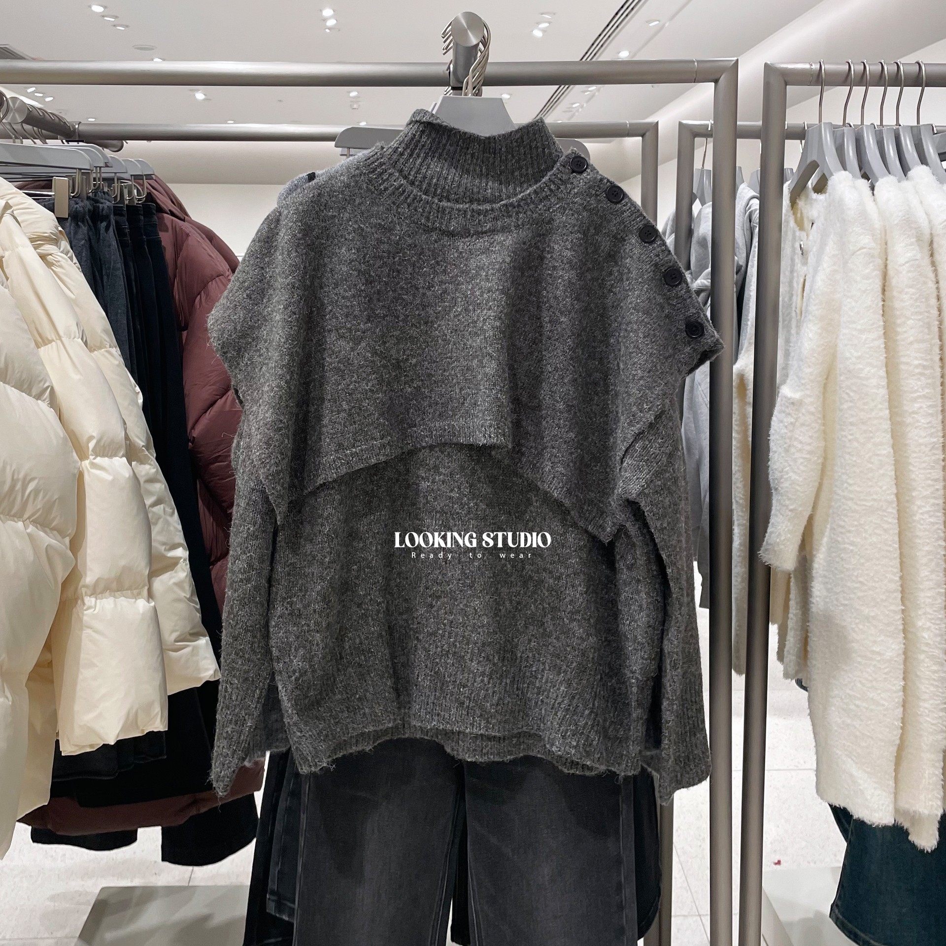 UR&DC2025冬季新款慵懒风假两件法式设计感披肩立领长袖针织衫女