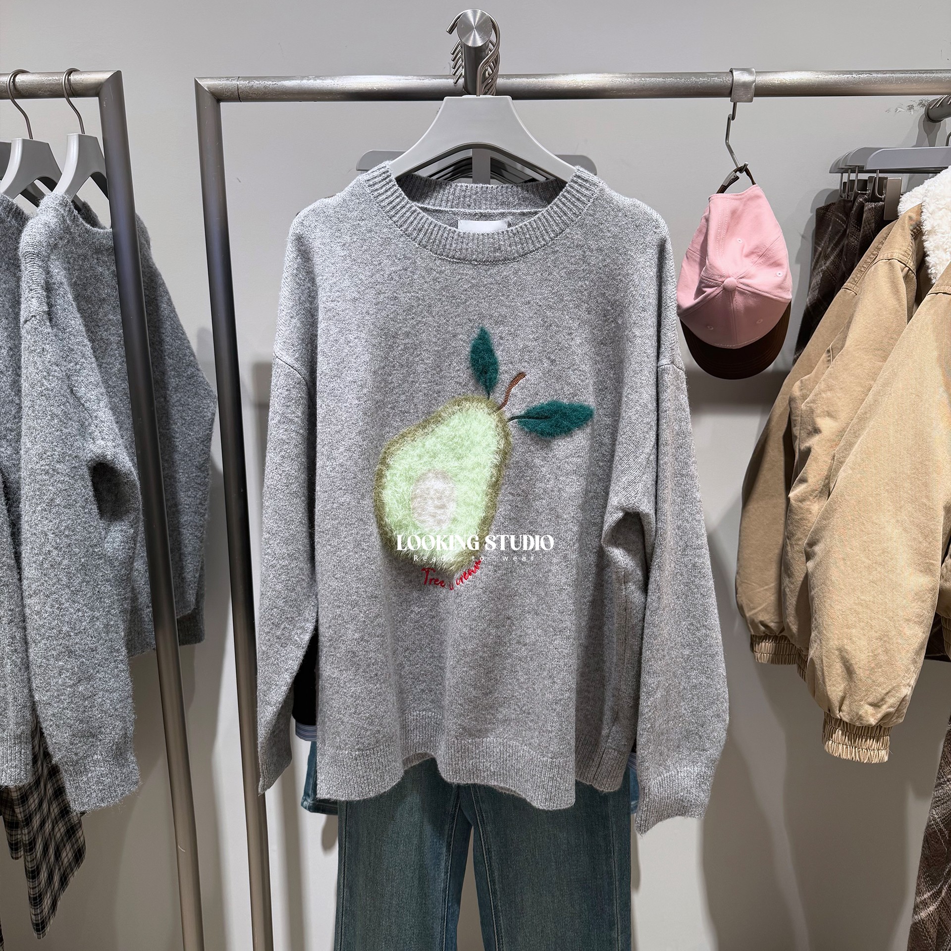 UR&DC2025冬季新款甜美风趣味牛油果图案圆领套头落肩袖针织衫女