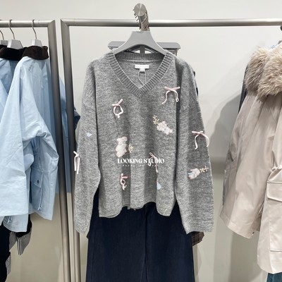 UR&DC2025冬季新款设计感潮流休闲童趣提花蝴蝶结V领长袖针织衫女