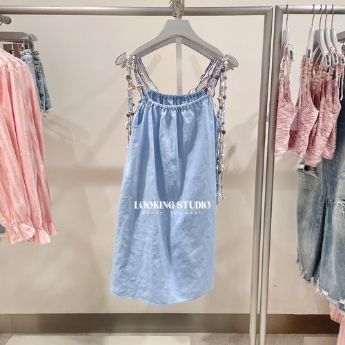 UR&DC2025夏季新款休闲度假风海星贝壳装饰蓝色抽褶吊带连衣裙女