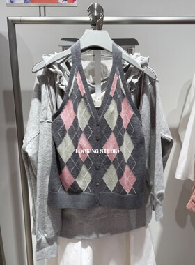UR&DC2026春季新款都市撞色菱格提花无袖挂脖针织开衫女短款上衣