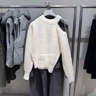 UR&DC2025秋冬新款法式高级感气质魅力镂空露肩纯色长袖针织衫女