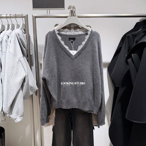 UR&DC2025冬季新款宽松潮流优雅V领蕾丝花边拼接针织衫女短款上衣