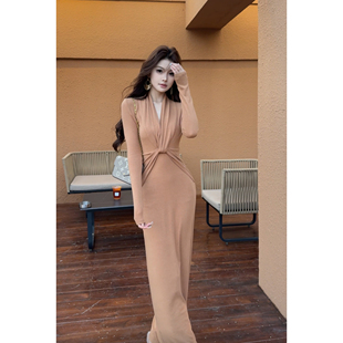 Crainfull 秋冬纽结气质V领磨毛针织连衣裙打底包臀裙 罗马画报