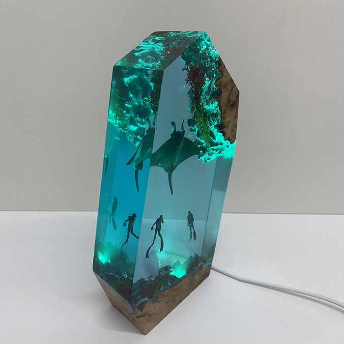 实木树脂家居装饰魔鬼鱼潜水员艺术摆件小夜灯中秋节生日节日送礼