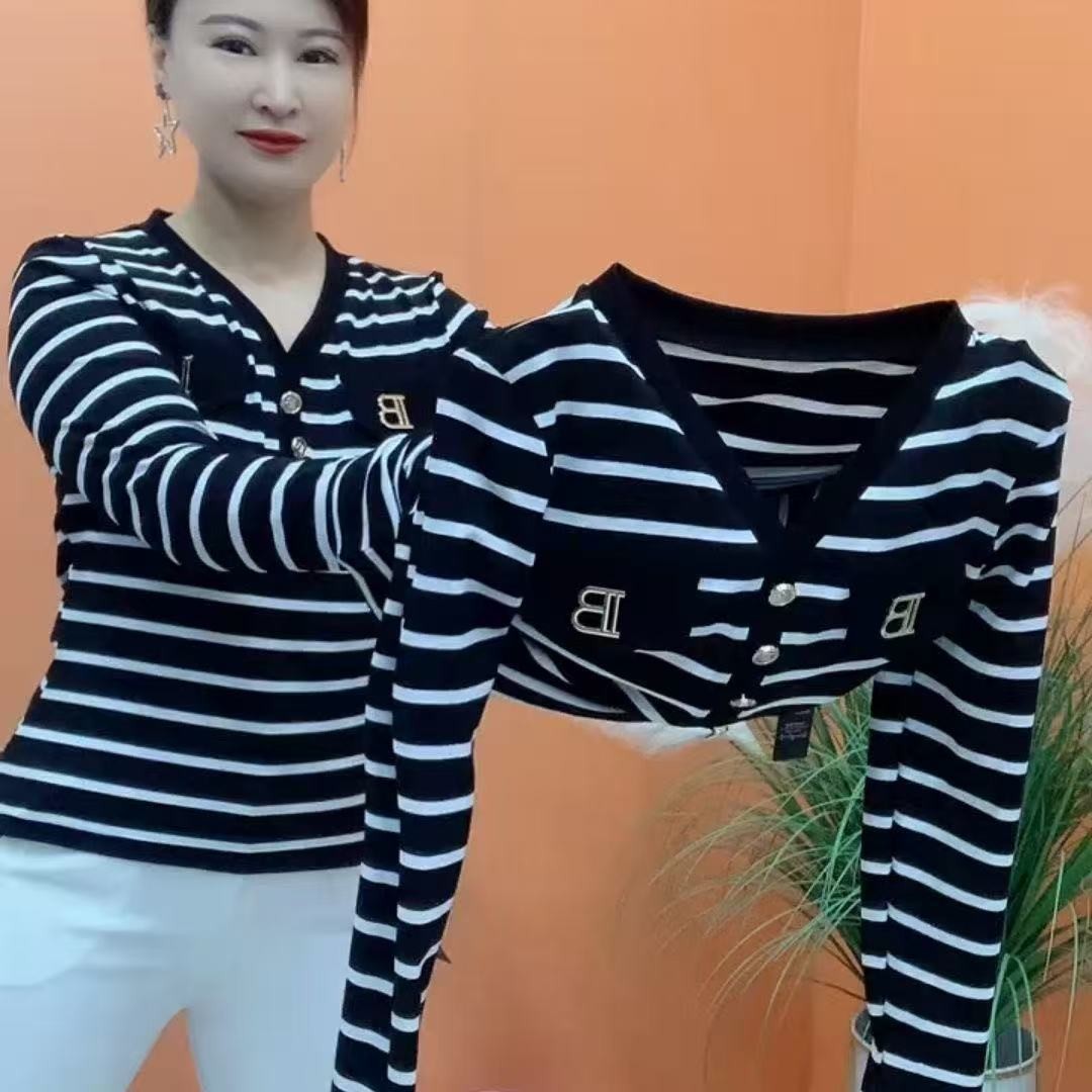 【芭拉婷】条纹V领T恤女士妈妈装新款显瘦长袖洋气休闲打底衫遮肉