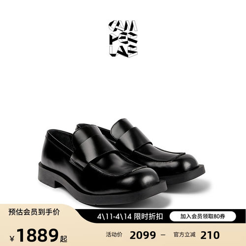 黑色皮革乐福鞋，橡胶外底。