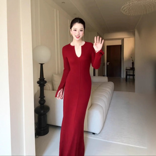 红色修身V领针织连衣裙女2025新款冬圣诞新年绝美巨显身材打底裙