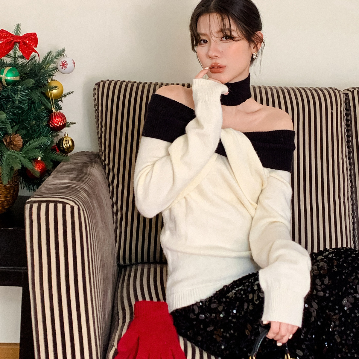 U+MINI-跨年战袍法式撞色一字肩长袖显瘦保暖毛衣(配脖套)D3260