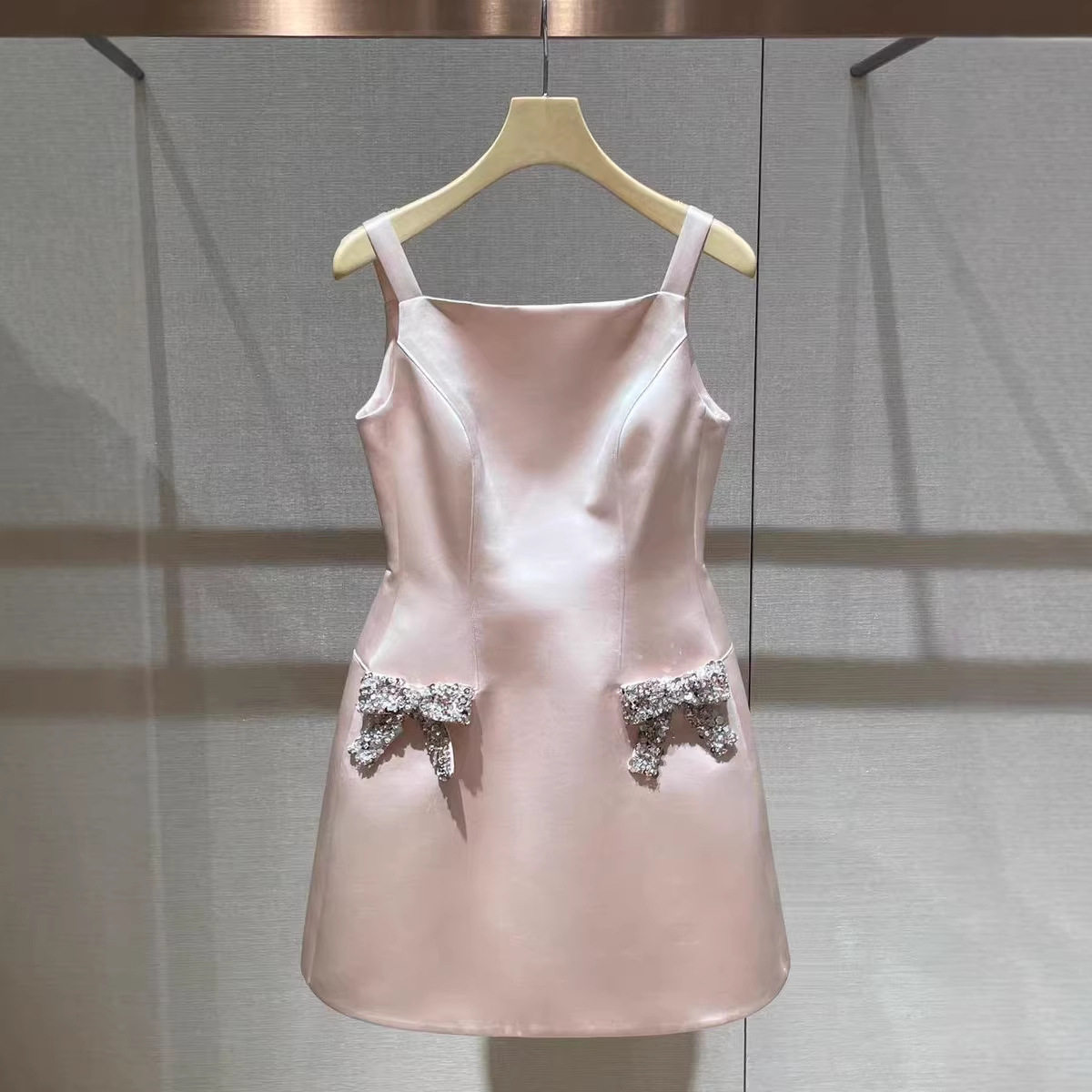 超有质感连衣裙2026春季新款重工钉珠蝴蝶结法式千金风背心吊带裙,女装/女士精品,连衣裙,淘宝优惠券,粉丝福利购,淘宝优惠卷