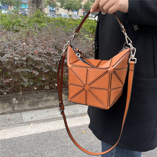高级感几何包包女新款手提水桶包时尚百搭单肩斜挎包通勤折叠包