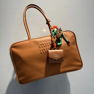 高档现货 缪M字母小方包挂件新款绳子棕色牛皮挂饰耳机包包挂项链