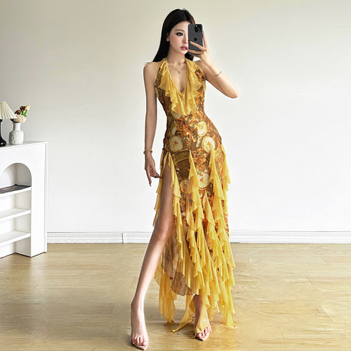 辣妹风黄金印花V领挂脖连衣裙