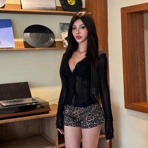 KLIOU 热辣性感黑色透视褶皱排扣翻领上衣显瘦百搭个性豹纹短裤女