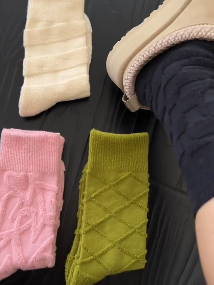 THE PLUSH PAIR OF SNOW BOOTS IS REALLY WARM AND BEAUTIFUL WEAR A TOWEL ON THE REVERSE AND THICKEN THE SOLID COLOR TO BE VERSATILE IN AUTUMN AND WINTER