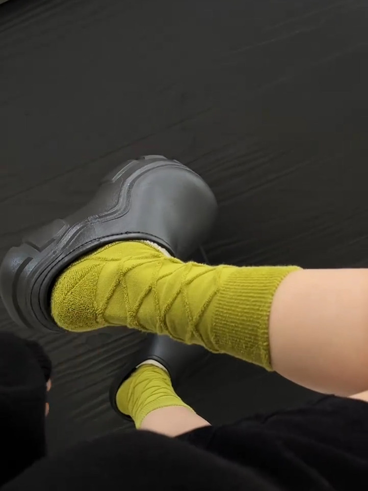 THE PLUSH PAIR OF SNOW BOOTS IS REALLY WARM AND BEAUTIFUL WEAR A TOWEL ON THE REVERSE AND THICKEN THE SOLID COLOR TO BE VERSATILE IN AUTUMN AND WINTER