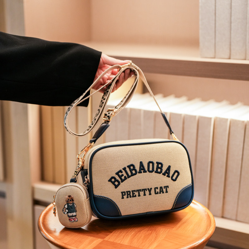 2025新款原创设计小熊刺绣帆布包女撞色单肩斜挎包休闲简约小方包,箱包皮具/热销女包/男包,通用款女包,淘宝优惠券,粉丝福利购,淘宝优惠卷