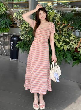 2025新款法式设计感粉色条纹连衣裙子女装夏季超好看梨型身材长裙