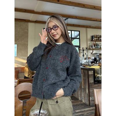 川川也美式复古慵懒风针织毛衣开衫女秋季新款纽扣圆领外套2024潮