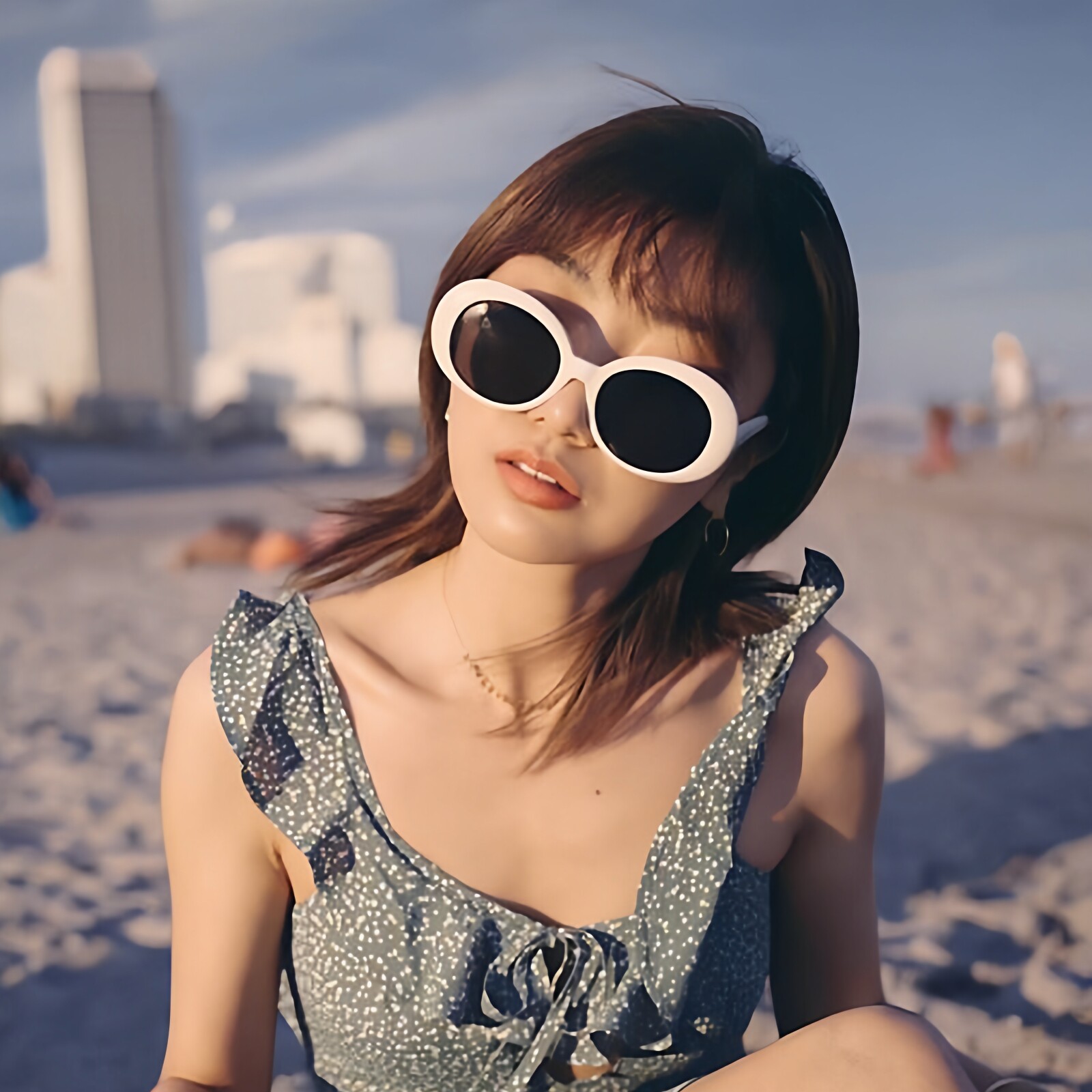 周扬青同款复古风白色椭圆形墨镜女潮高级感网红同款太阳镜显脸小