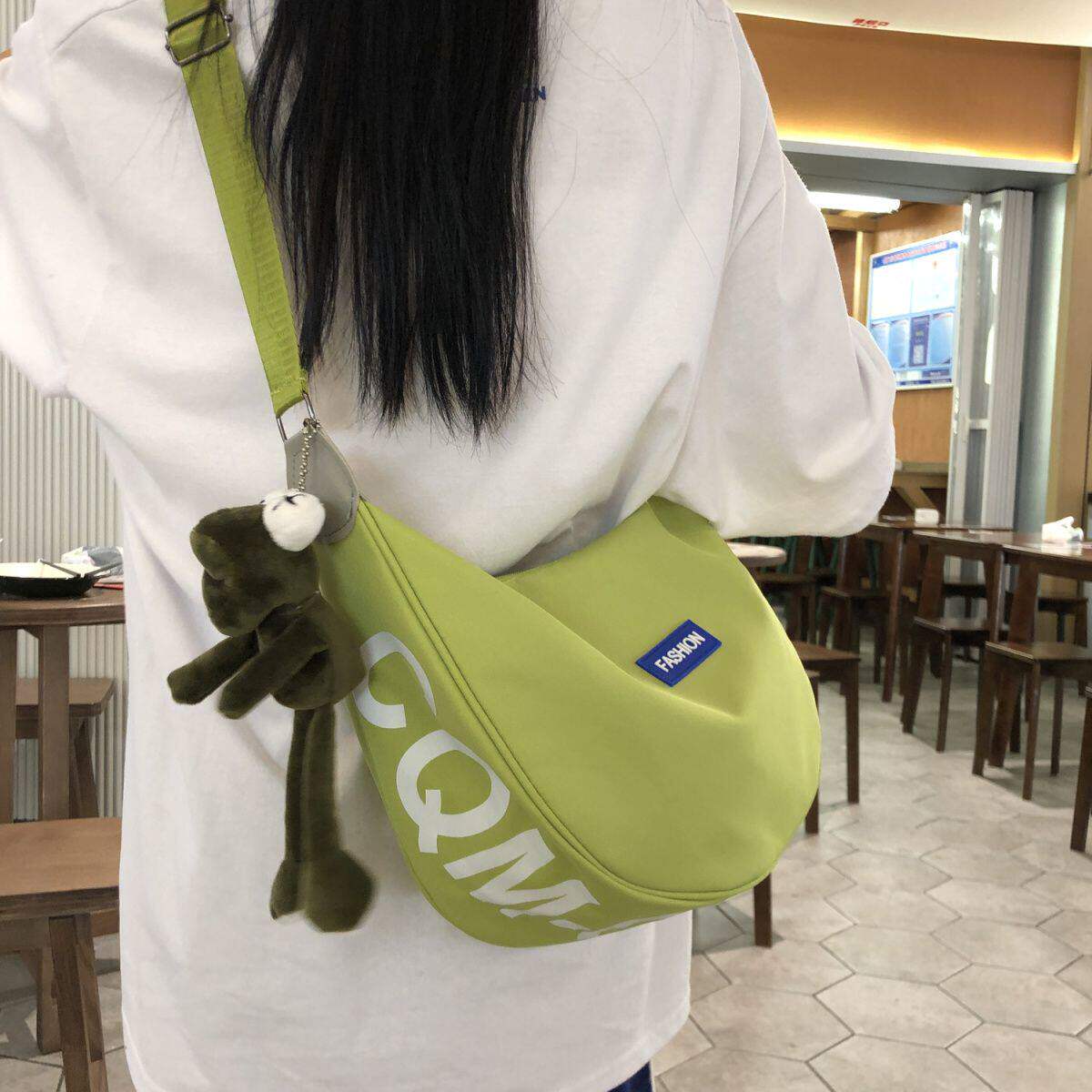 夏天斜挎包包女2026新款潮ins日系女小清新单肩包休闲百搭饺子包